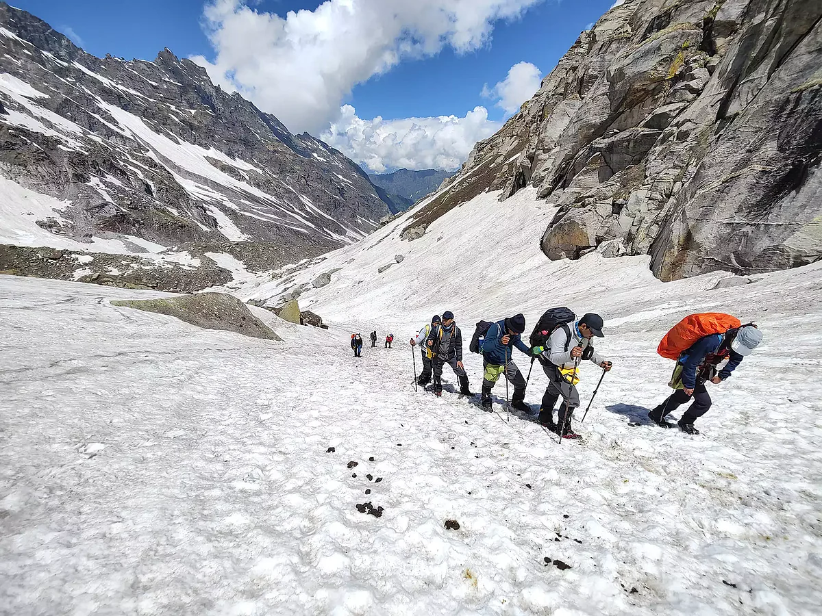 ef0cc832 802f 47c2 bf67 ce5da630d620HamptapassHPIndiahikesAdtiyaJune2021Towardssummitsnow
