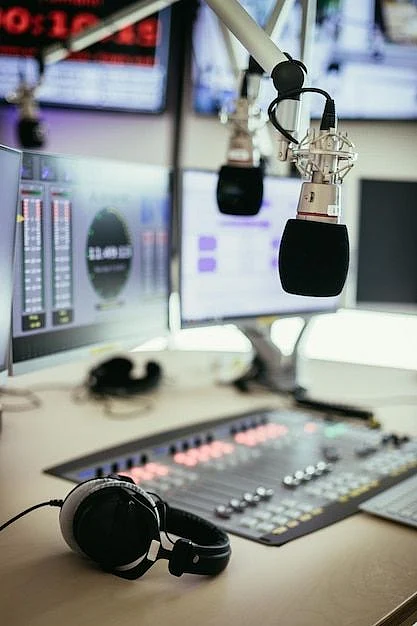 Premium Photo Radio broadcasting studio Microphone in the foreground modern studio in the blurry background