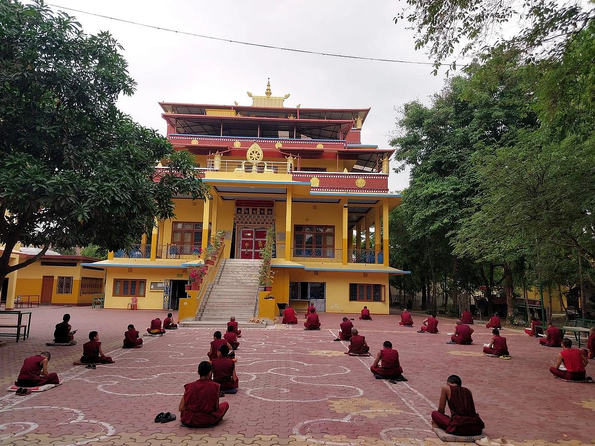hundred monks study there