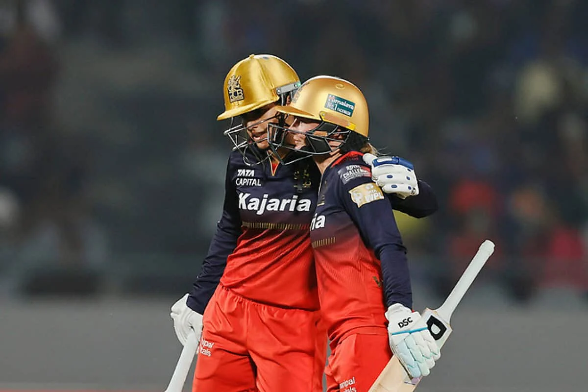 Smriti Mandhana Danni Wyatt Hodge Celebrating