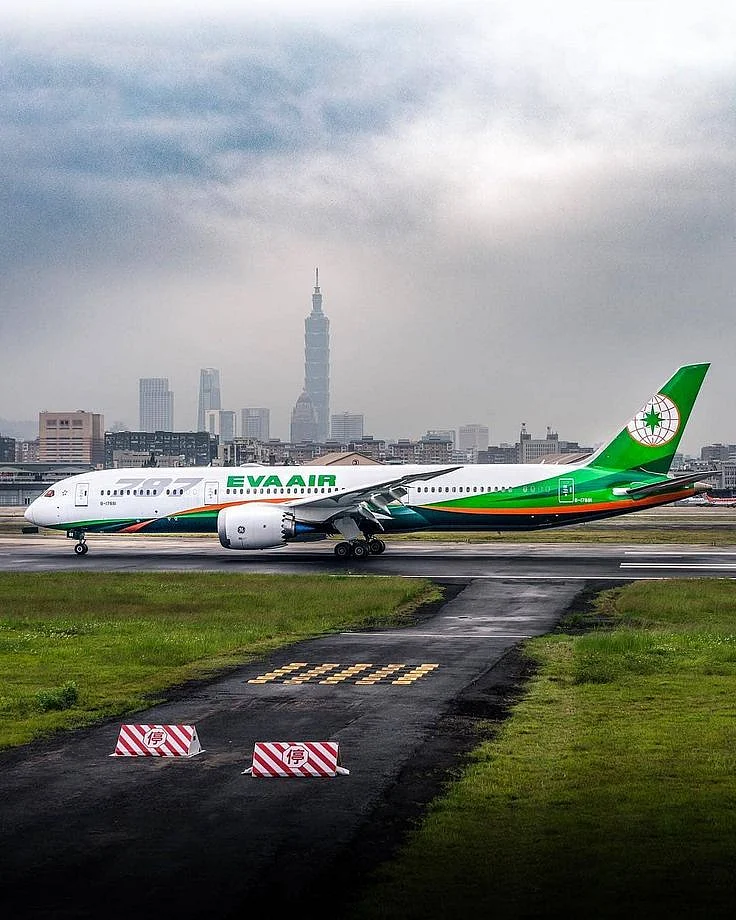 Aircraft Gallery di Instagram Taipei 101 and EVA…