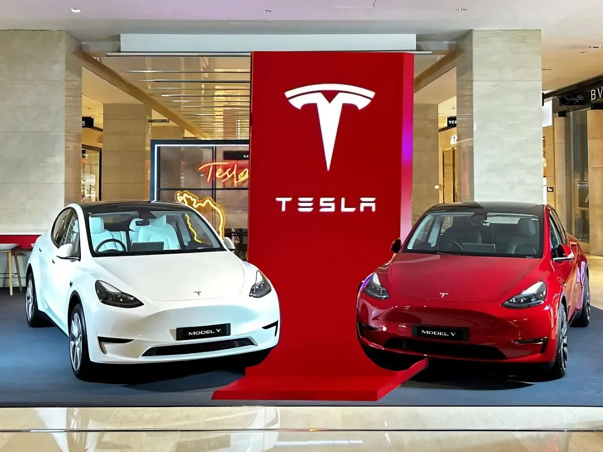 TeslaShowrooms17398660538451739866065132