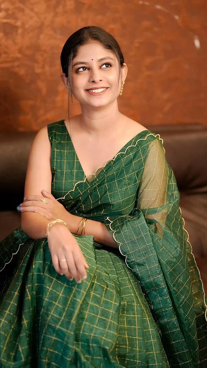 Unveiling Akhila Bhargavan’s Grace in a Green Saree and Stylish Sleeveless Blouse