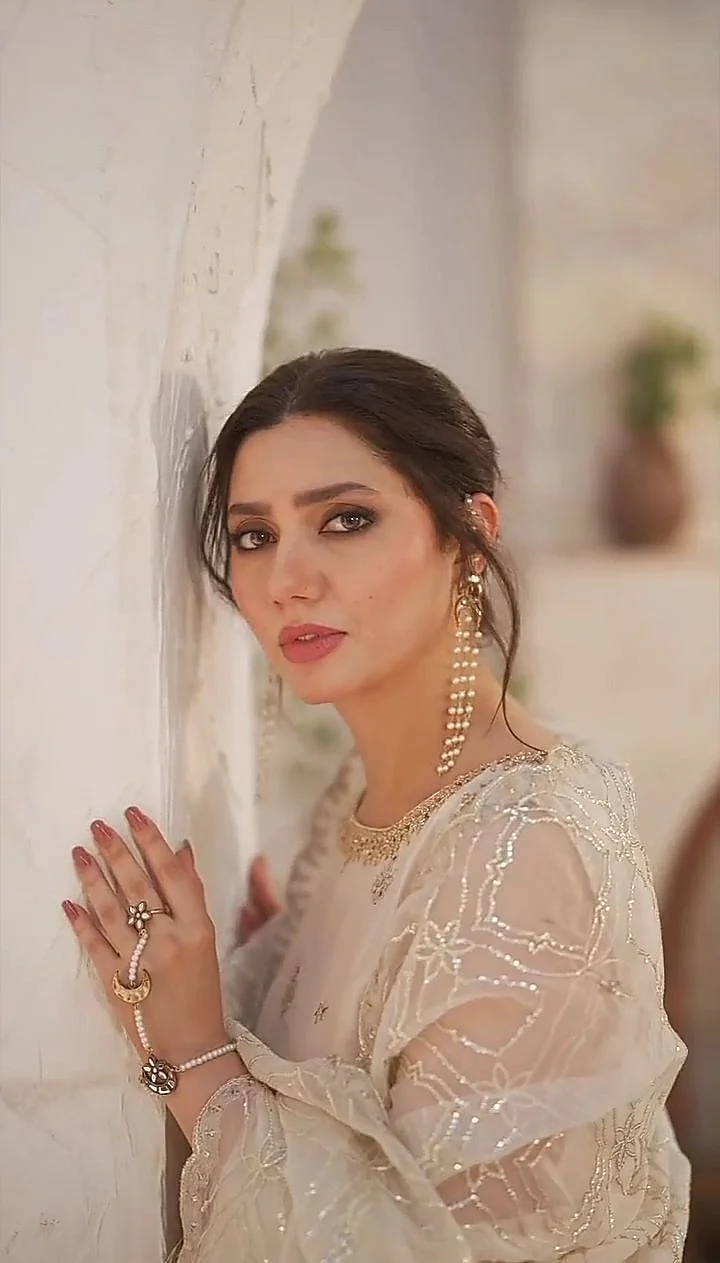 Mahira Khan suit y