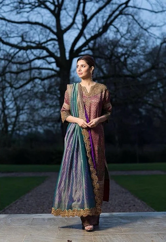 Mahira Khan suit 5