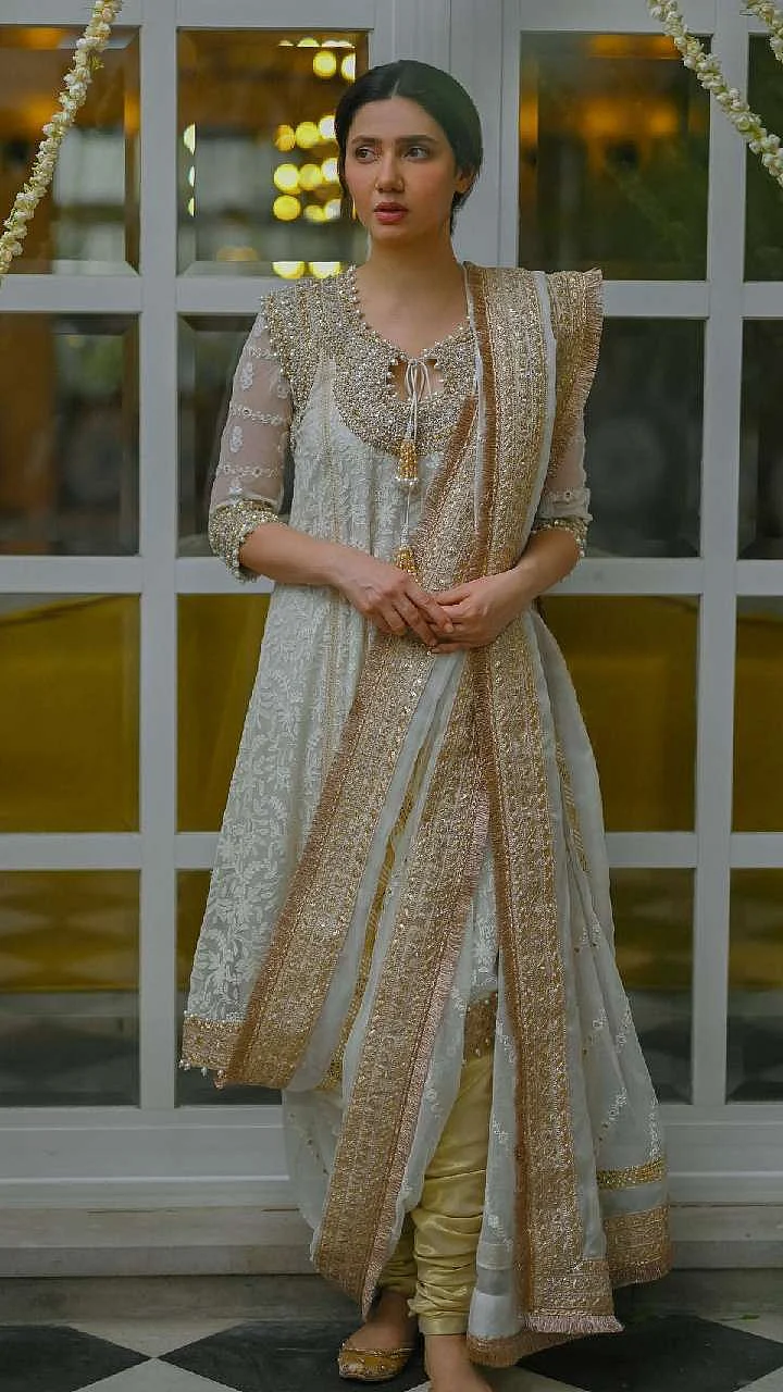 mahira khan suits pakistani actress
