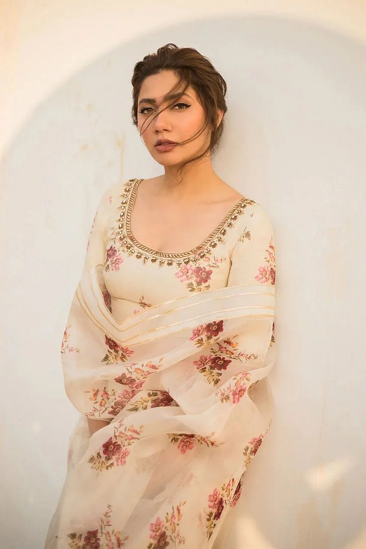 Mahira Khan suit 8