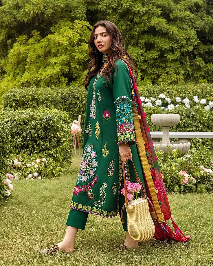 Mahira Khan suit