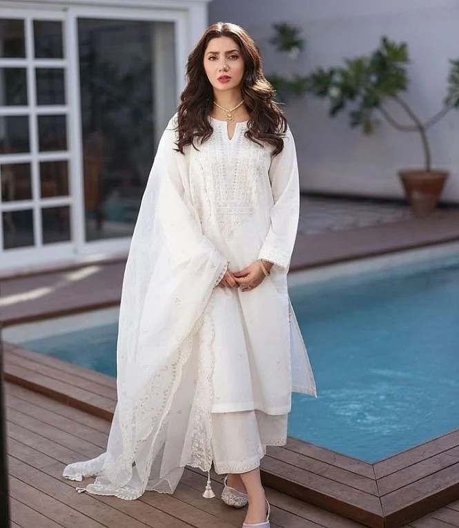 Mahira Khan suit 4