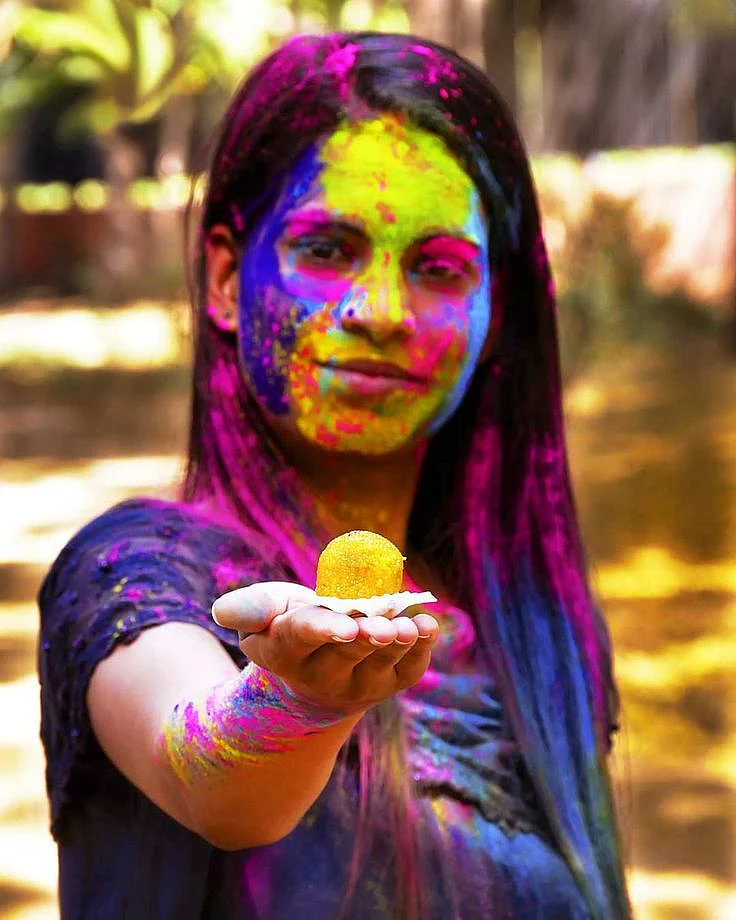 holi.8