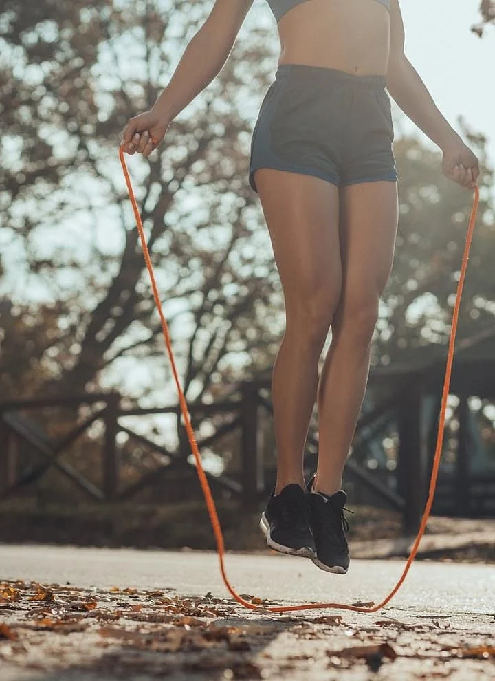 Cinq exercices à faire avec une corde à sauter