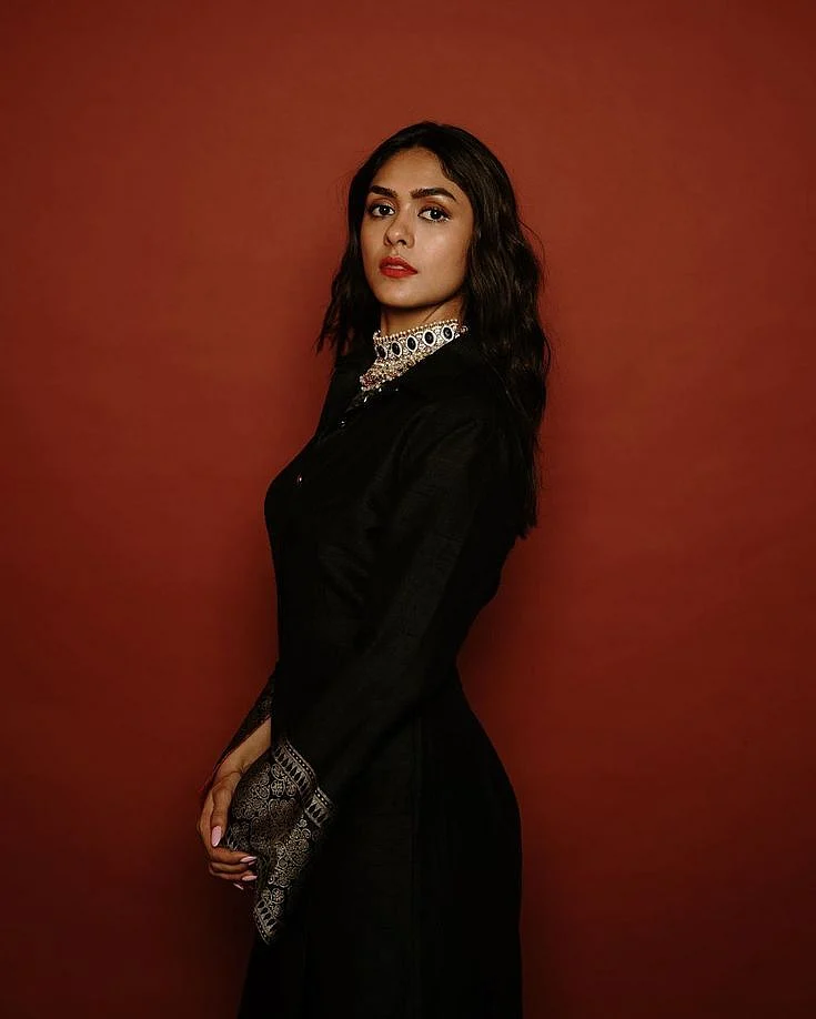 mrunal thakur 8