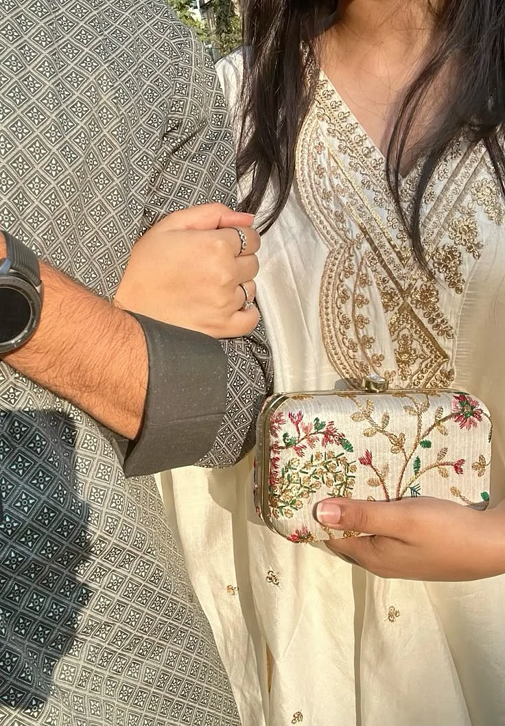 Aesthetic couple pose
