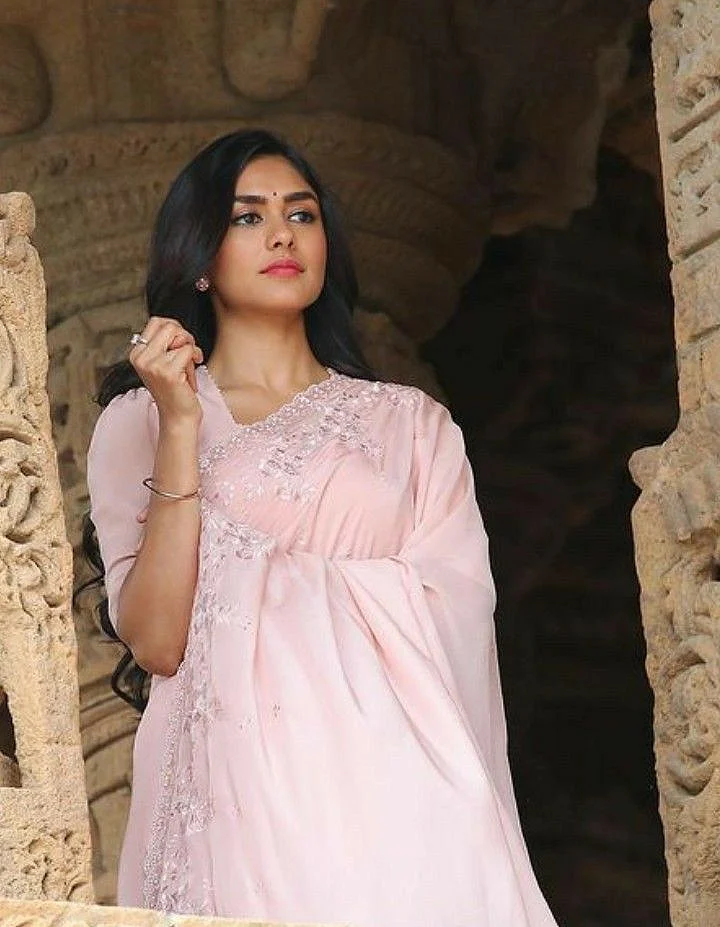 Mrunal Thakur 8