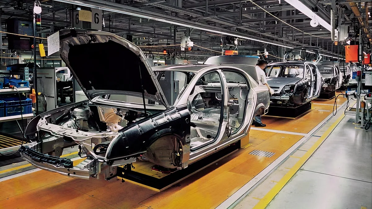 car factory istock 2 1050639 1636890622