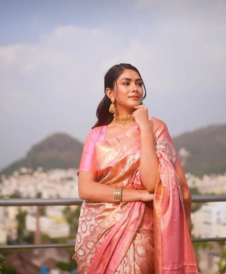 Mrunal Thakur 10