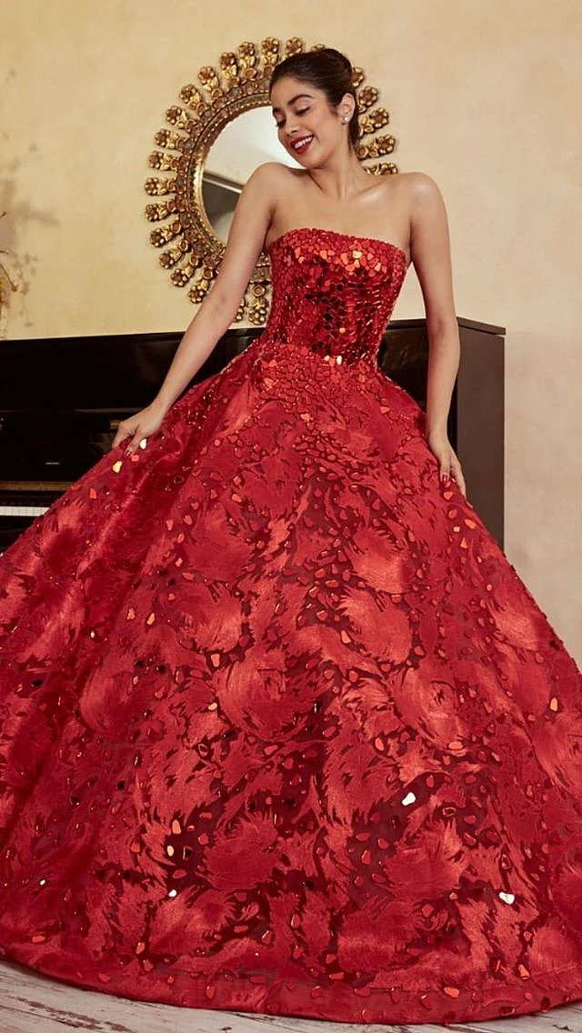 Janhvi Kapoor red dress 4