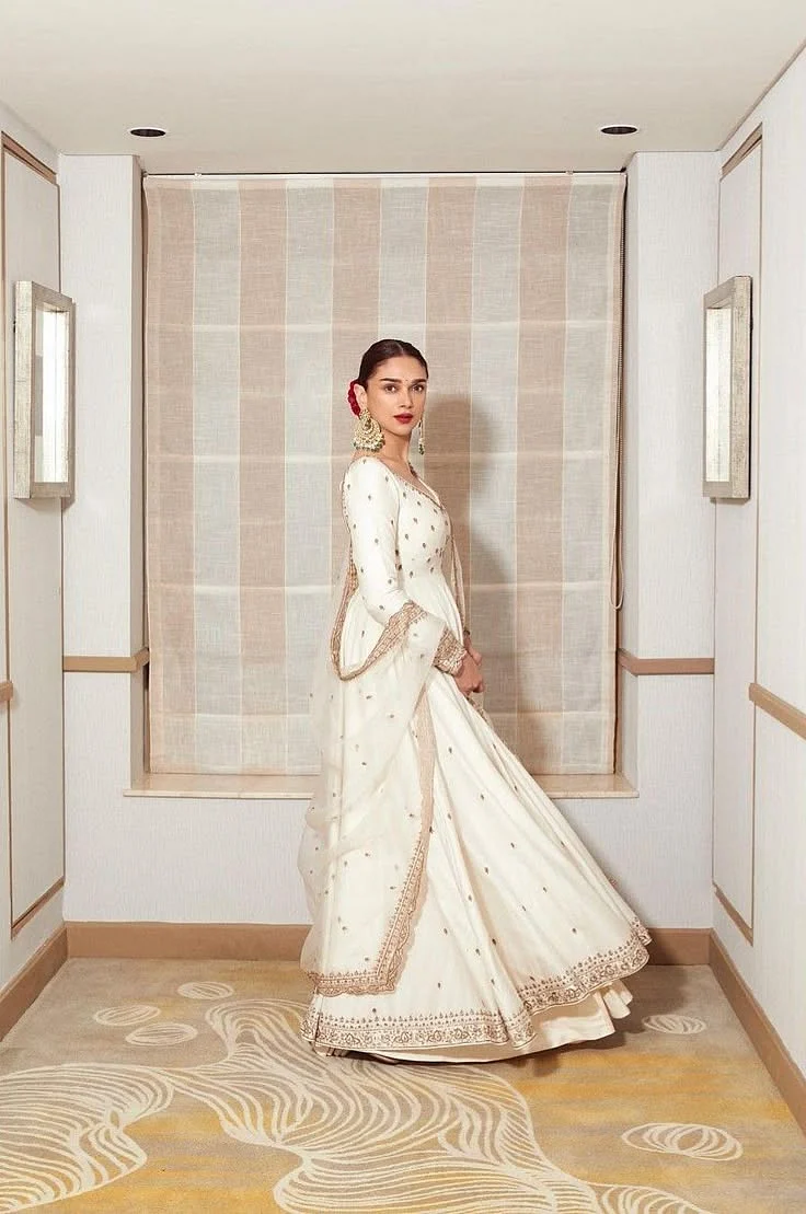 Aditi Rao Hydari 👗 Jigar Mali 💍 Golechas Jewels 👠 APRAJITA TOOR