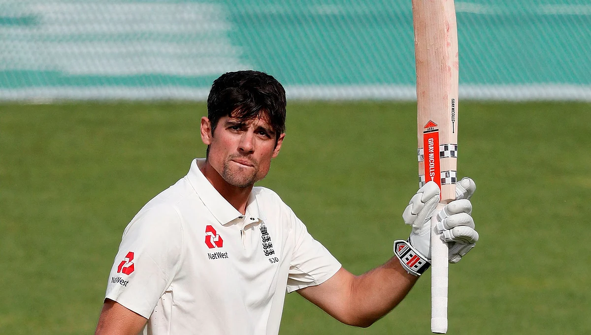 Alastair Cook acknowledges The Oval crowd