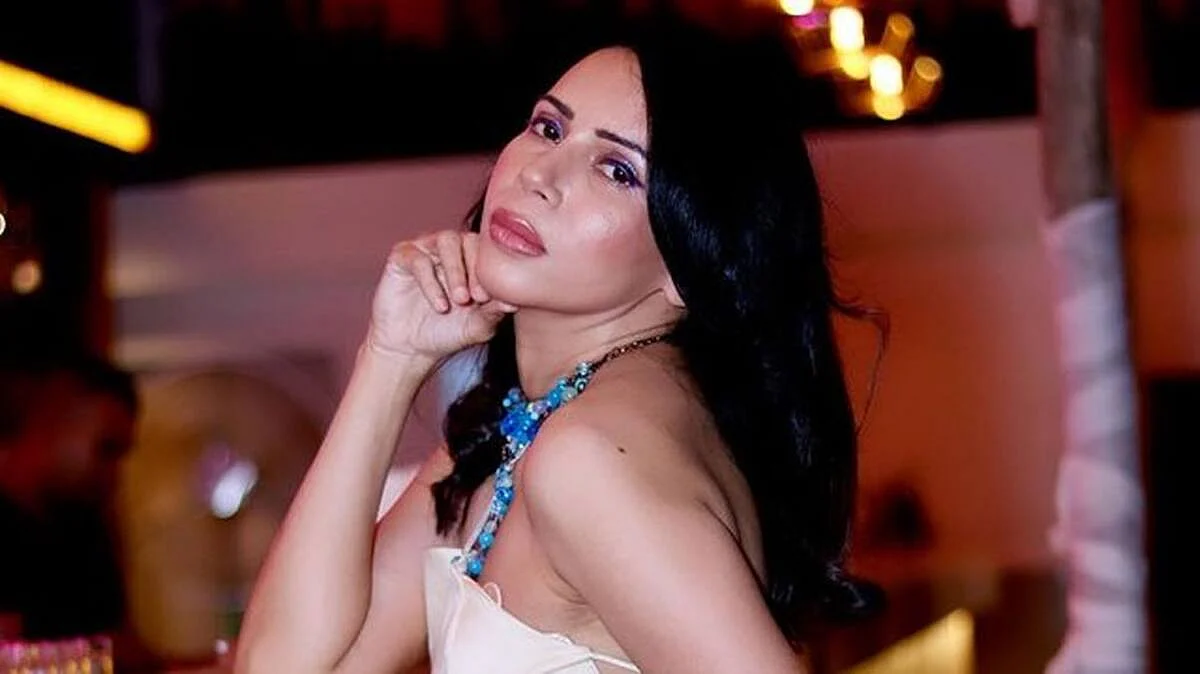 1115865 rozlyn khan