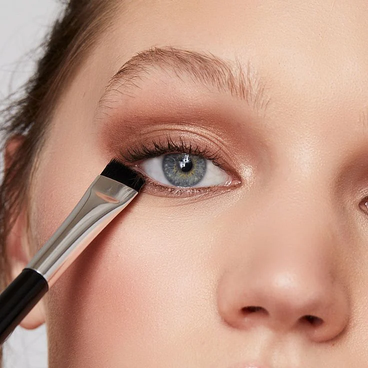 eye makeup brush