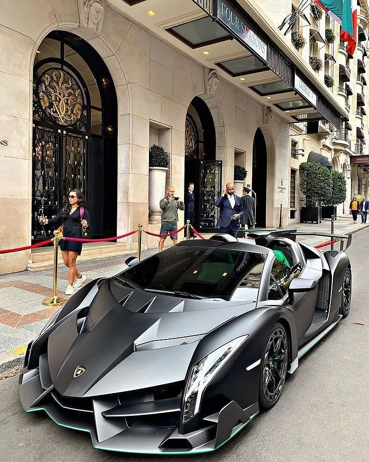 Lamborghini Veneno Paris