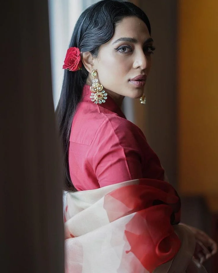 Sobhita Dhulipala promotes Kurup in a color blocked organza saree