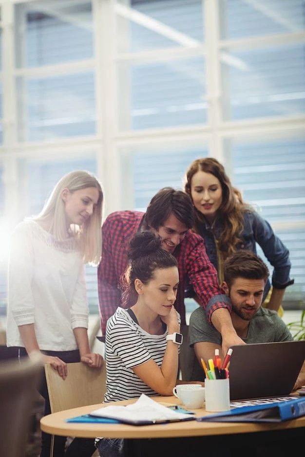 Free Photo Group of business executives discussing over laptop at their des