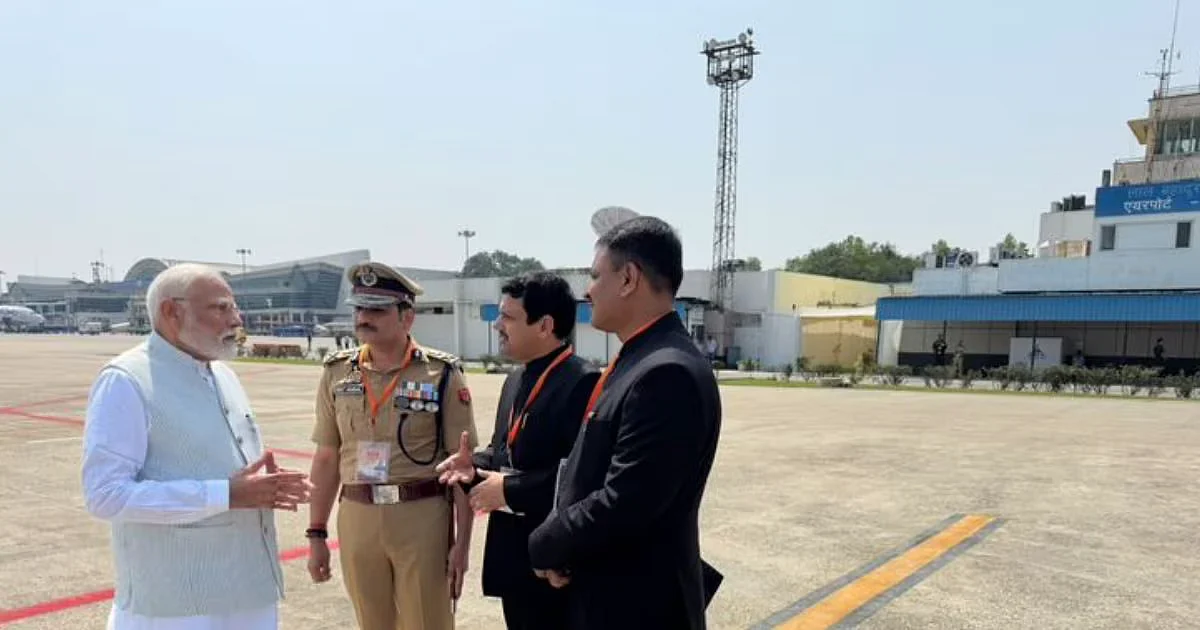 PM Narendra Modi landing in Varanasi received detailed briefing from Police Commissioner DC DM Varanasi Gang Rape 2025 04 d2e541f7486c6cf78bbcc35a934e2145