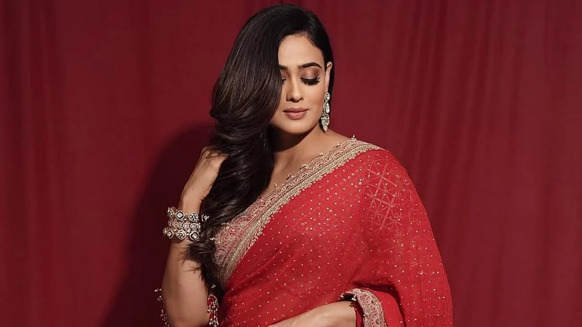 shweta tiwari looks beautiful and elegant in red gulab guccha saree by shikhar sharma 115732195