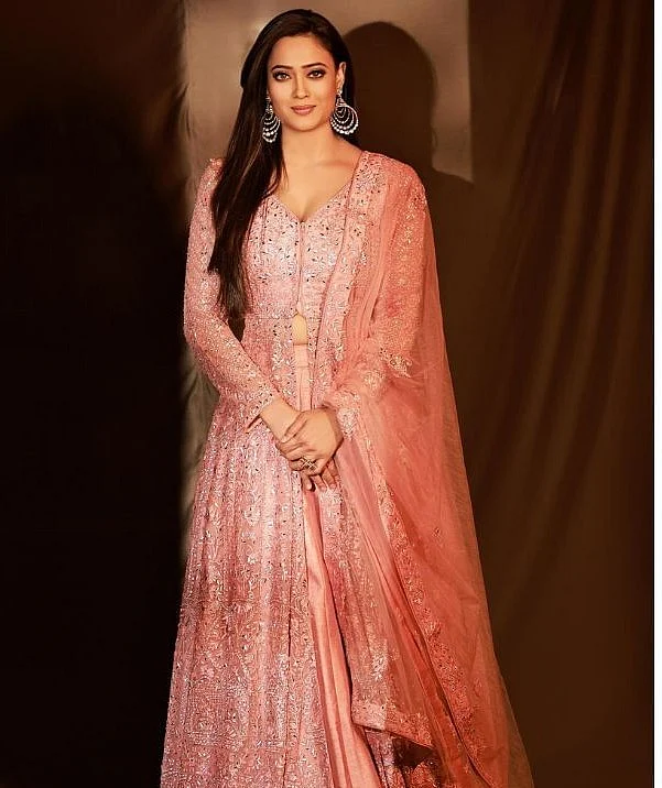 shweta tiwari beautiful look in suit