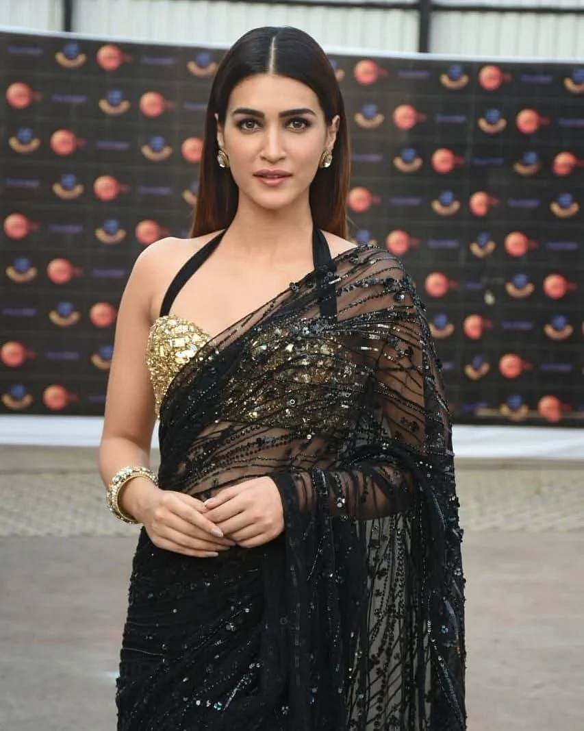 She looks beautiful in black outfit kritisanon