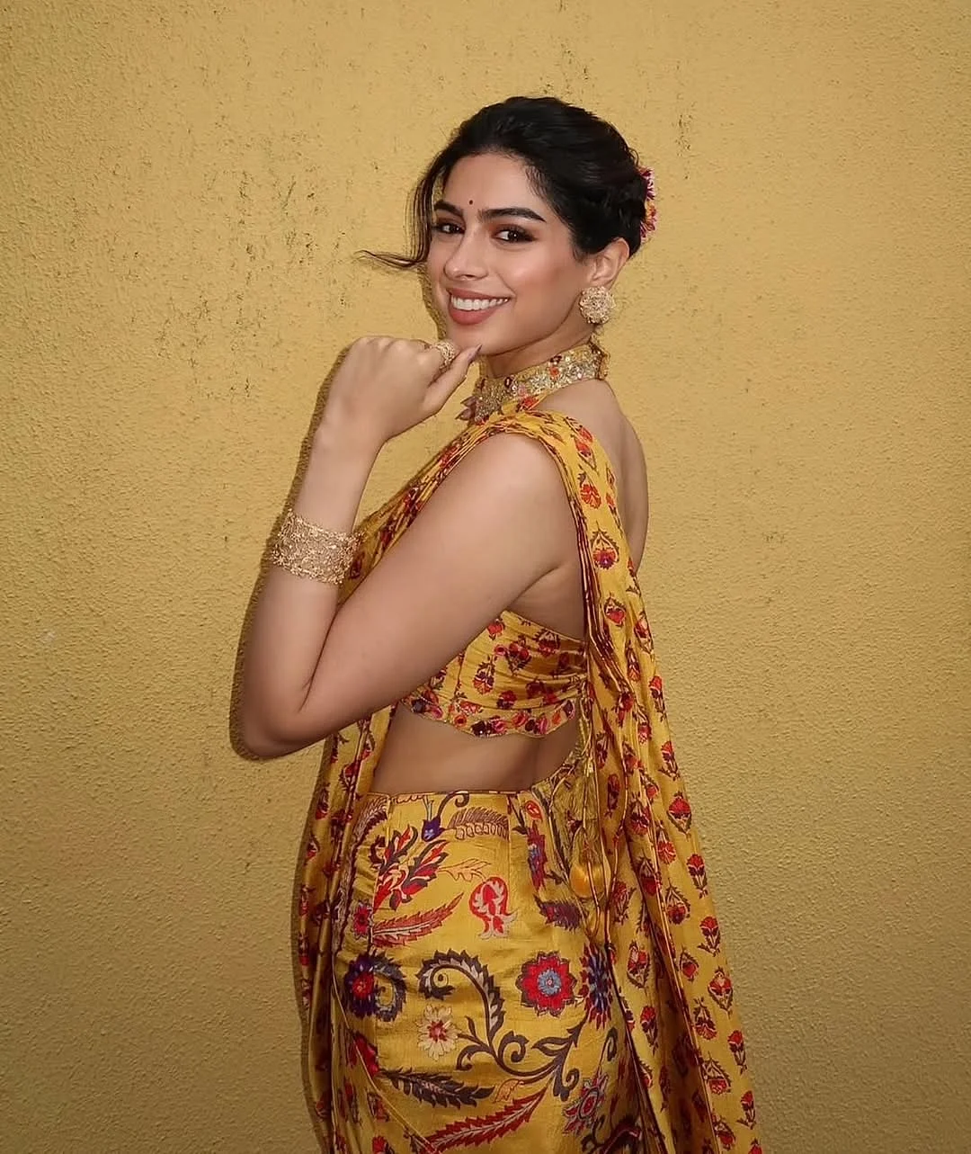 Khushi Kapoor is serving major bridesmaid goals From elegant ensembles to picture perfect moment
