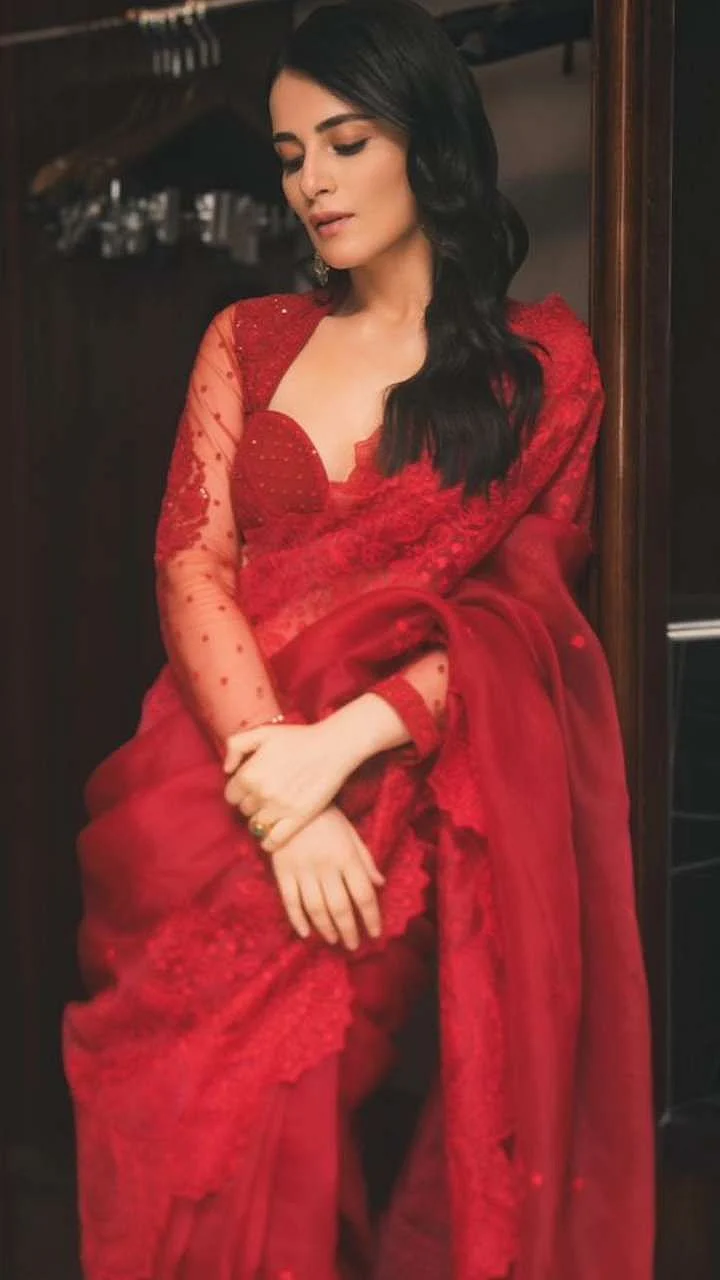 5 Modern Saree Blouse Designs By Nikita Dutta To Slay
