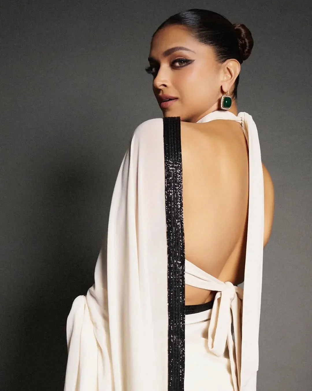 Her In Saree Is Something Else. Looks the most Beautiful • deepikapadukone ❤ bollywood deepikapadukone ananyapanday priyankachopra insta gaintrain followme likesforlikes world d