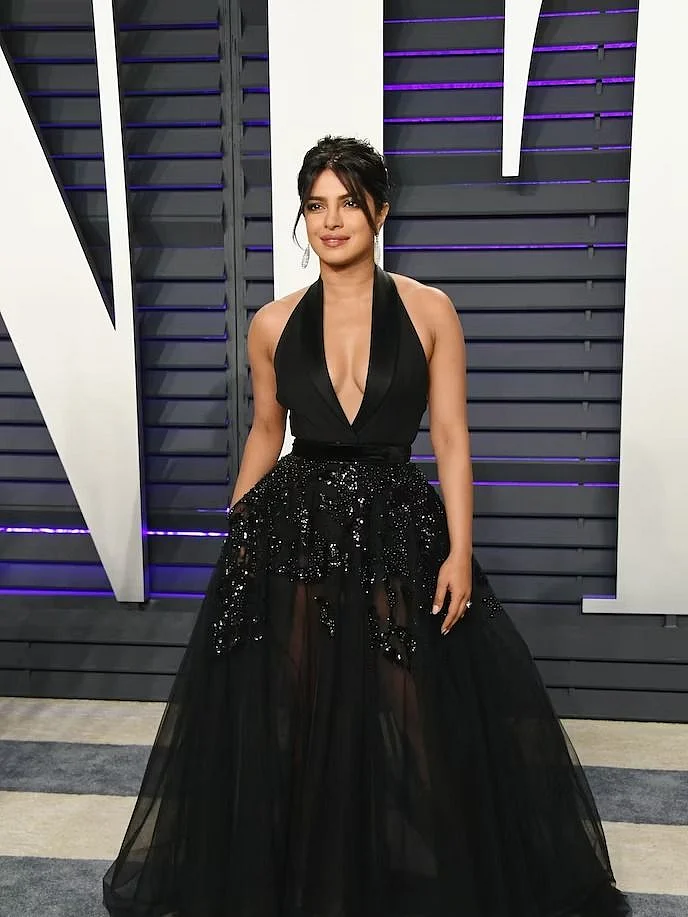 Mindy Kaling Priyanka Chopra Set to Star in an Indian Wedding Comedy