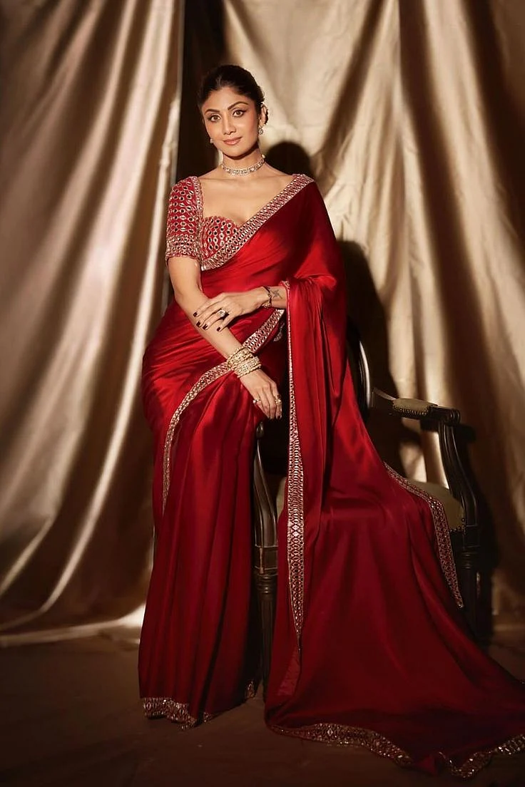 Shilpa Shetty Crimsons Roter Satin Saree Clubbed mit echten Hand geschnitten Spiegel gestickt Elbow