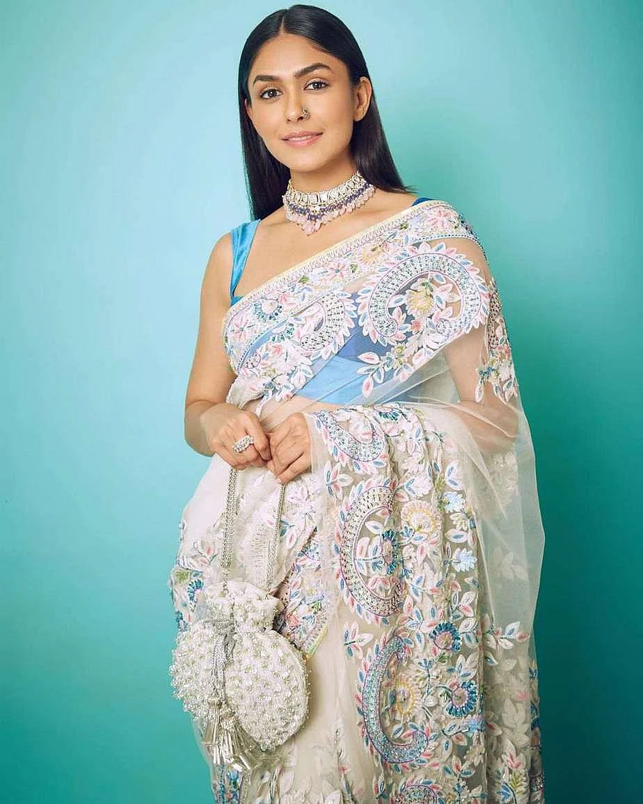 Mrunal Thakur in white manish malhotra saree for lokmat stylish awards21 3