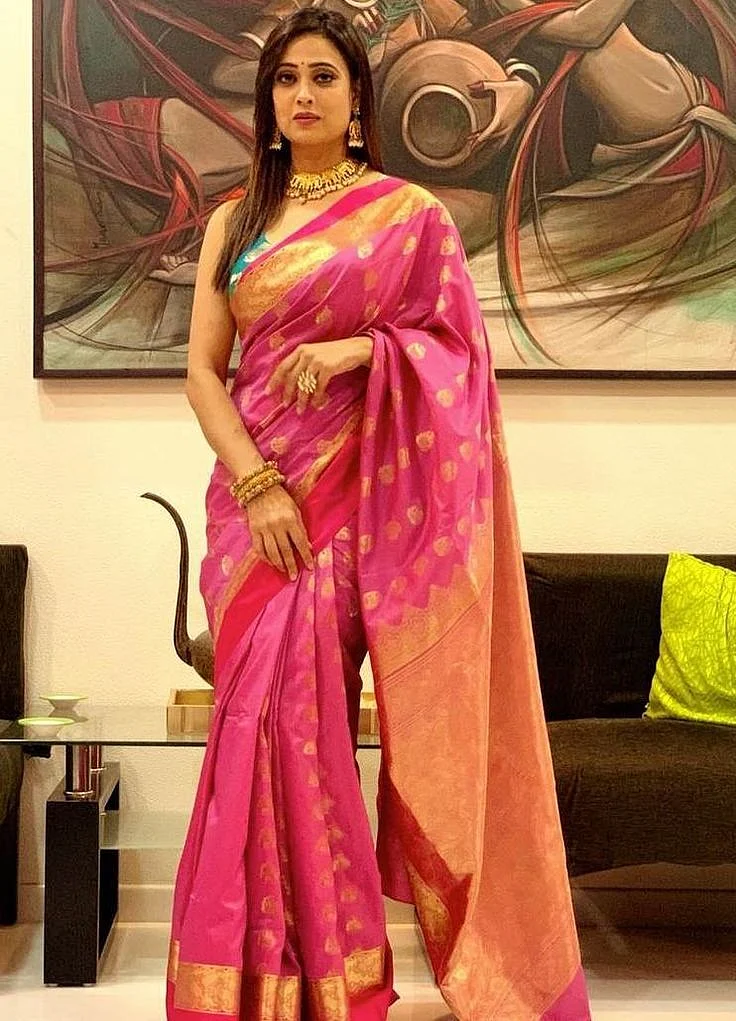 Shweta Tiwari at Dadasaheb Phalke Icon Award in a pink silk saree