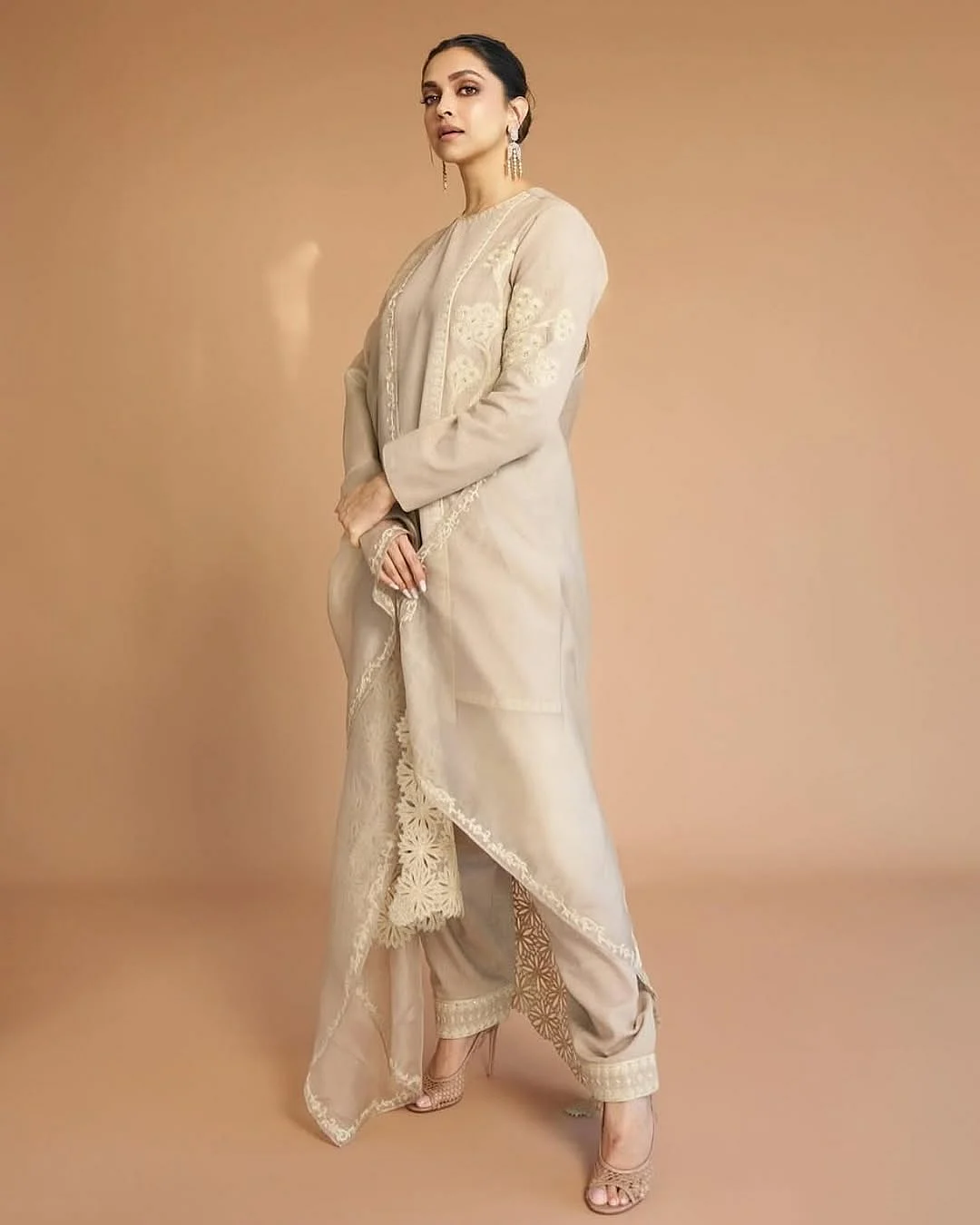 ELLEFashion Yesterday multiple Bollywood stars kicked off Day 1 of the Waves Summit donning the f
