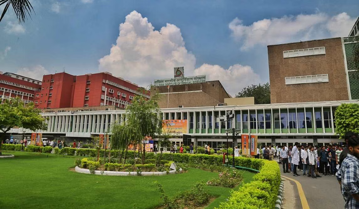 दवाइयों और उपकरणों की आपूर्ति कैसे होती है सुनिश्चित