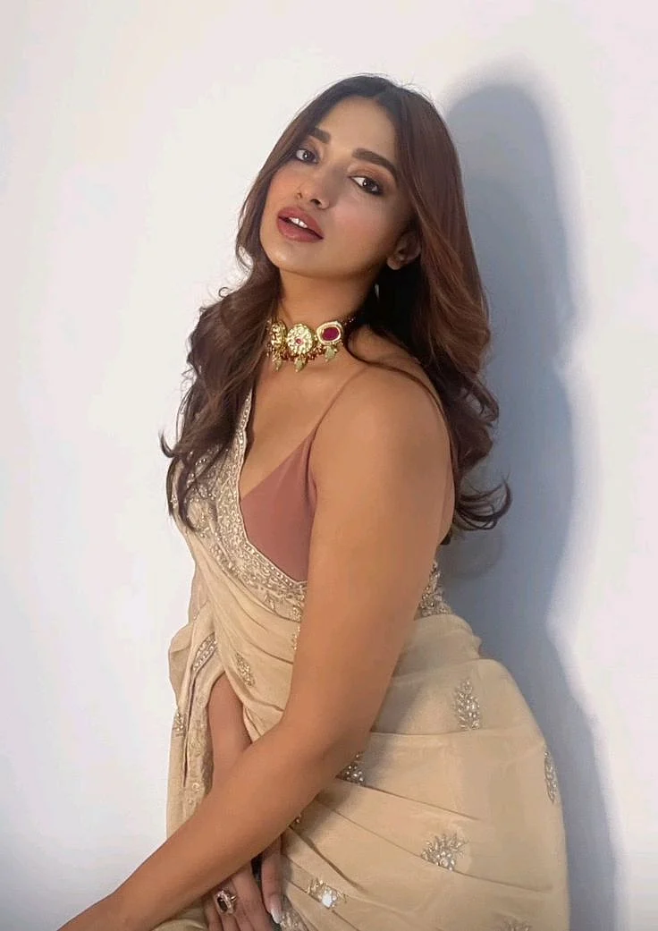 Jiya Shankar 8