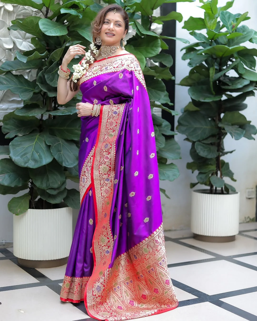 Mehek gajre ki deti hein khushboo tere pyaar ki The mogra gajra reminds me of my newly married e