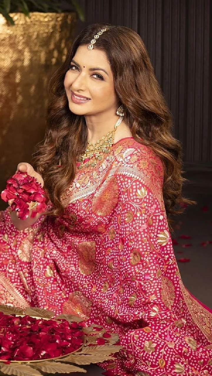 6 Ethereal Lightweight Sarees By Bhagyashree For Festive Season 1
