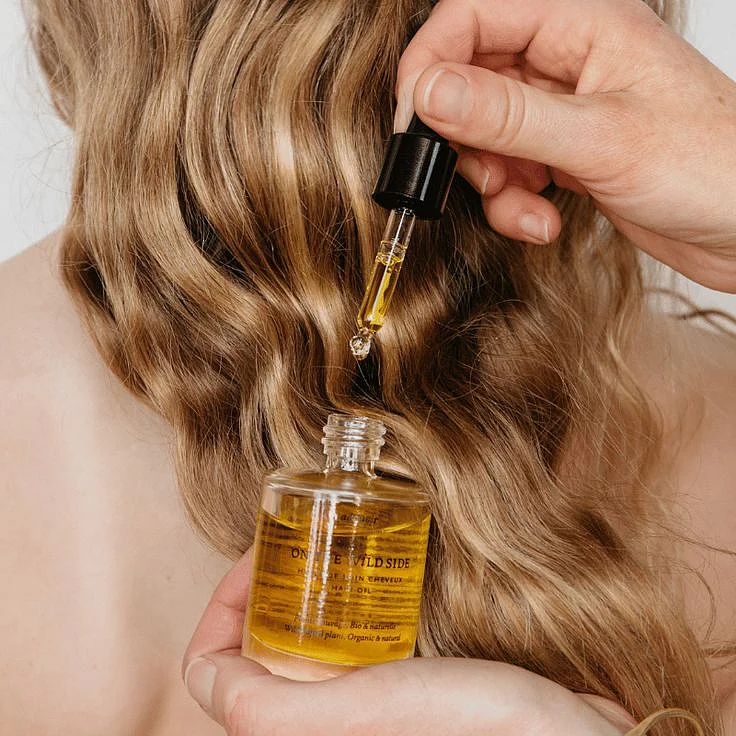 applying oil to the hair 1