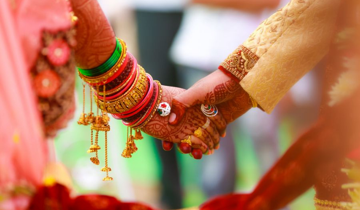 रात के फेरे हुए दोपहर में फिर भी परिवार मुस्कुराया