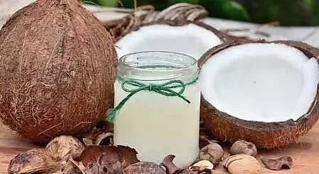 नारियल तेल समेत इन चीजों से पाएं फटी एड़ियों से राहत