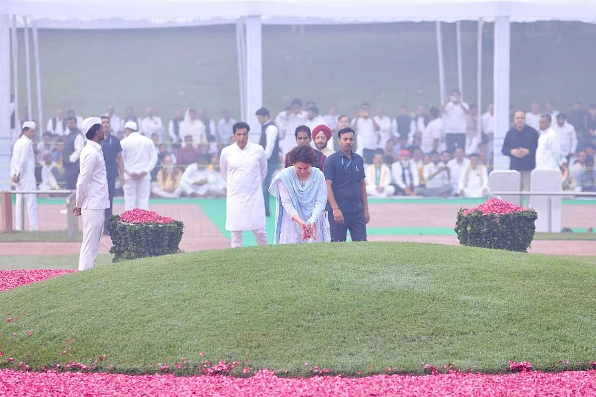 कांग्रेस महासचिव और सांसद प्रियंका गांधी वाड्रा ने पंडित नेहरू को श्रद्धांजलि दी। 
