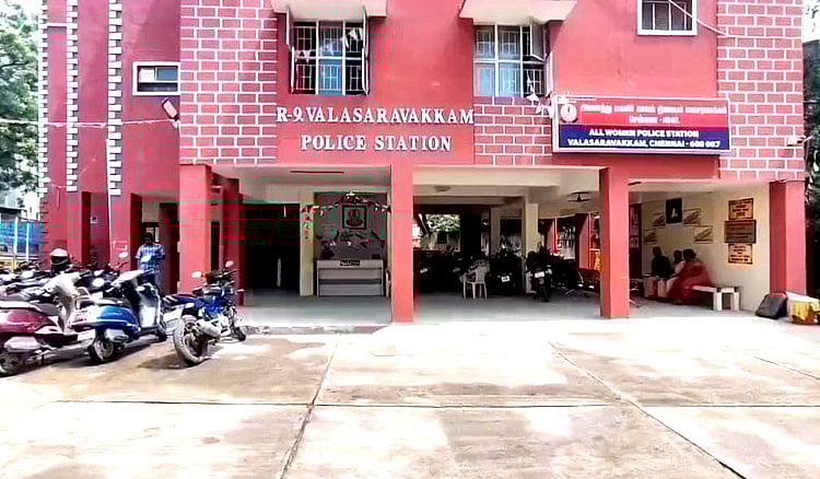 பெண்களை புகைப்படமெடுத்து ஆபாசமாக பேசி கொலை மிரட்டல் விடுத்த பாஜக பிரமுகர் கைது | BJP member arrested for threatening and abusing women