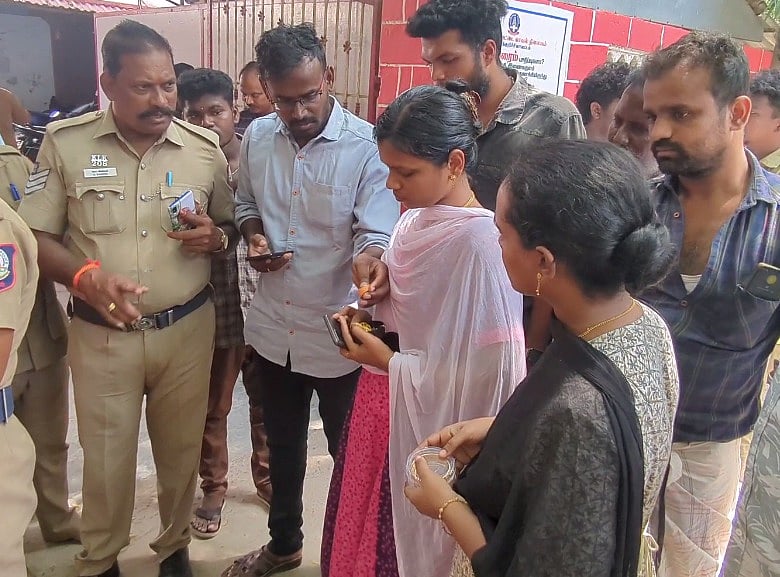 மீட்கப்பட்ட தங்க நகைகளை உரியவரிடம் போலீசார் ஒப்படைத்தனர்